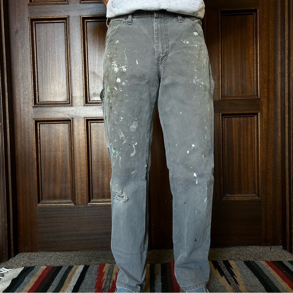 DICKIES
Grey paint-splattered faded thrashed workwear denim